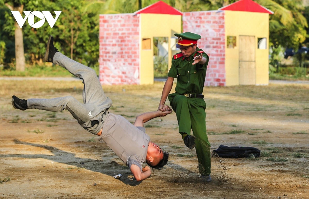 [VIDEO]: Cảnh sát cơ động vận khí công, tay không trấn áp tội phạm