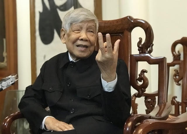Nguyên Tổng Bí thư Lê Khả Phiêu nhận Huy hiệu 70 năm tuổi Đảng do Tổng Bí thư, Chủ tịch nước Nguyễn Phú Trọng trao tặng cuối tháng 8/2019.