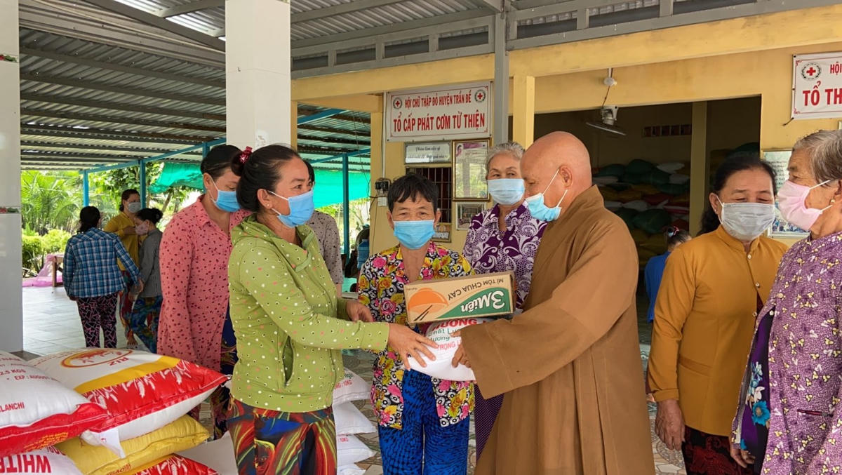 Hòa thượng Thích Trí Huệ, Trụ trì chùa Hội Phước tặng quà bà con nghèo tại Sóc Trăng. Ảnh: Phật sự Online.