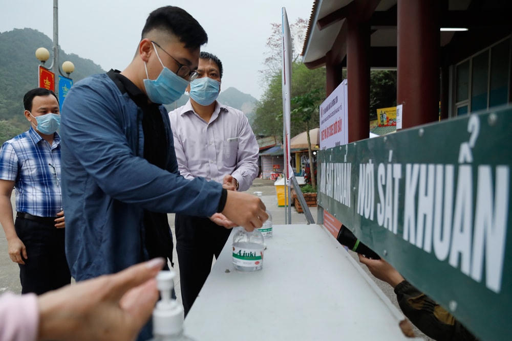 Rửa tay sát khuẩn trước khi lên Thiên Trù.