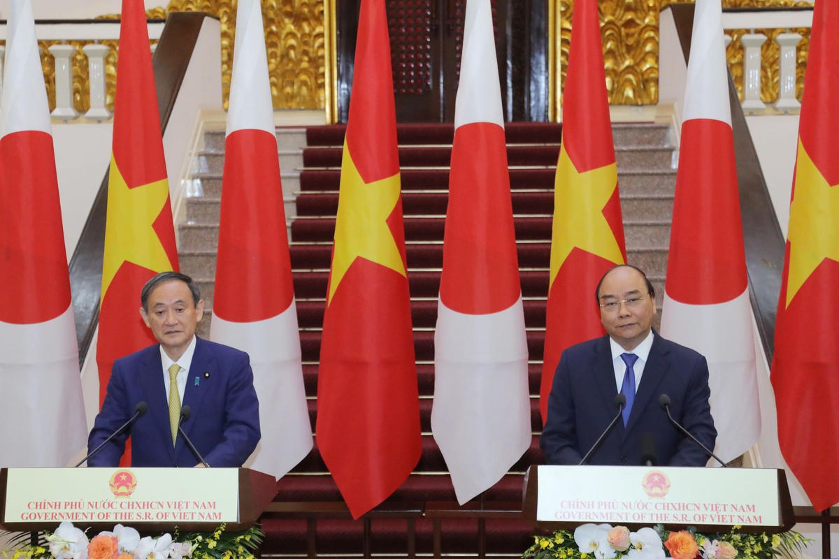 Thủ tướng Nguyễn Xuân Phúc và Thủ tướng Nhật Bản Suga Yoshihide họp báo sau Hội đàm. Ảnh: Quang Vinh.
