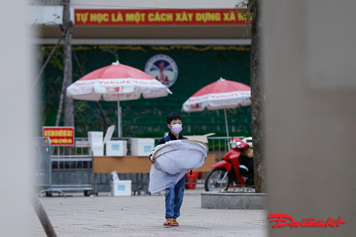 Từ sáng sớm mùng 3 Tết âm lịch, các em học sinh trường tiểu học Xuân Phương chuẩn bị đồ đạc cá nhân của mình để trở về với gia đình sau 14 ngày cách ly tại trường.