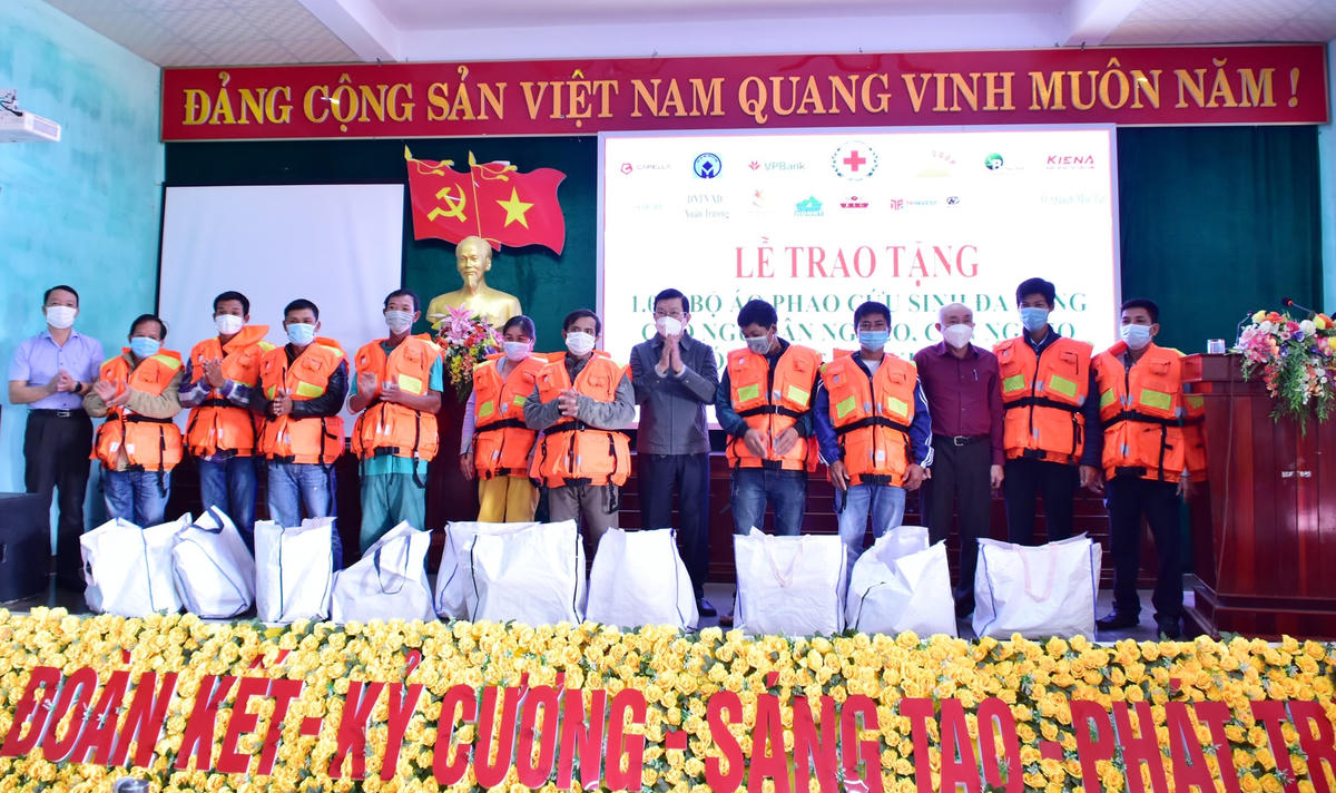Nguyên Chủ tịch nước Trương Tấn Sang trao tặng áo phao đa năng cho ngư dân Thừa Thiên-Huế. Ảnh: Ngọc Minh.