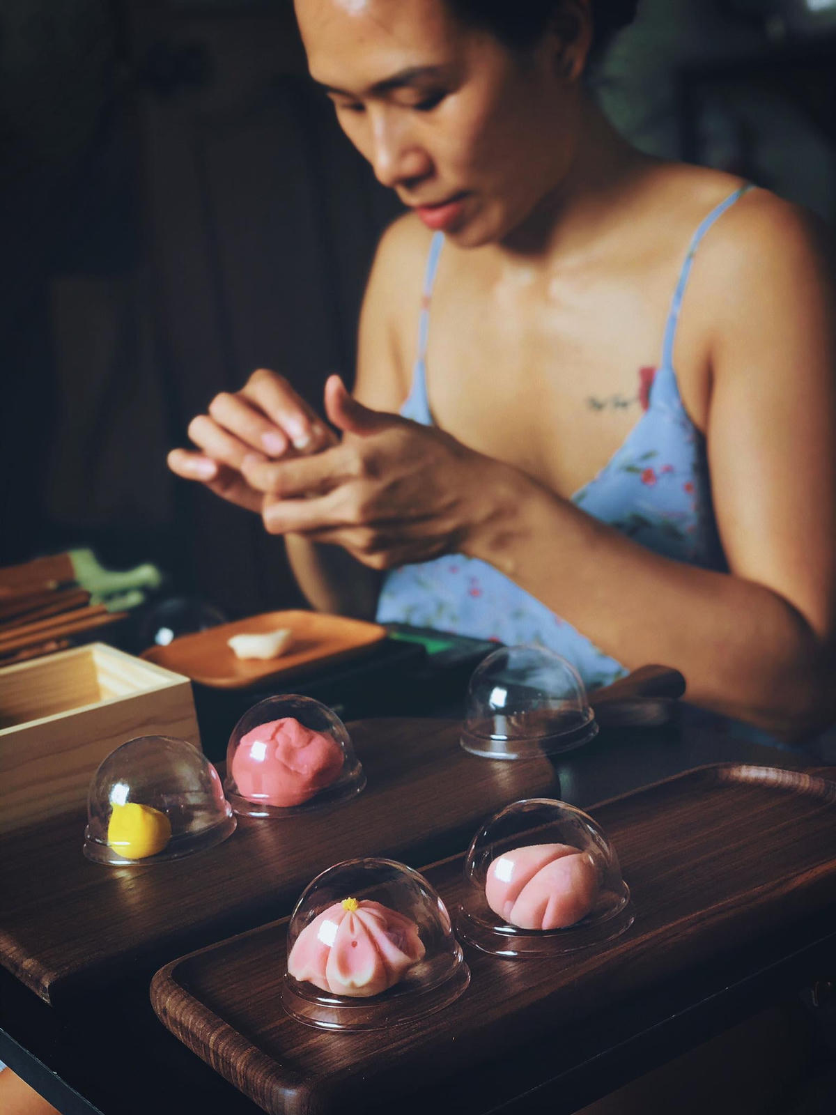 Chị Dương tỉ mỉ tạo hình cho những chiếc bánh. Ảnh: NVCC. 