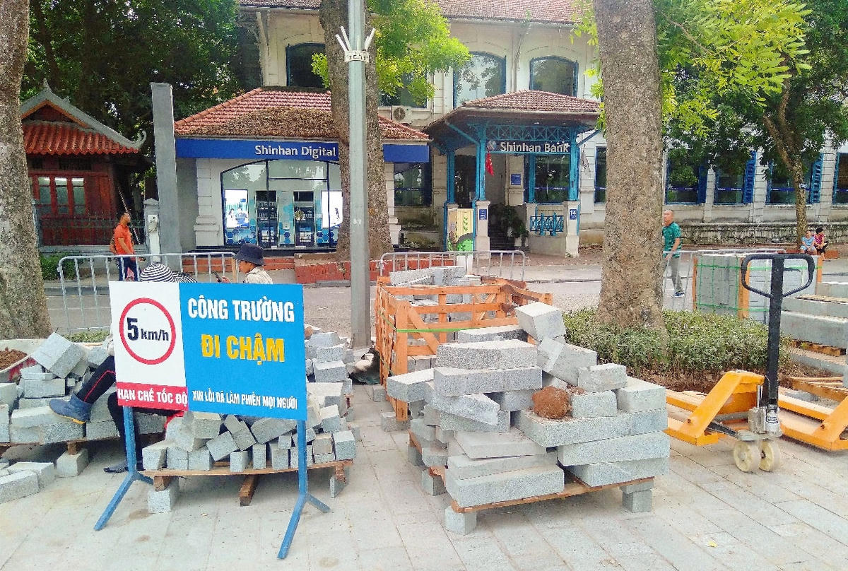 Dự kiến đến 31/8 sẽ hoàn thành việc lát đá toàn bộ khu vực bờ hồ Hoàn Kiếm.
