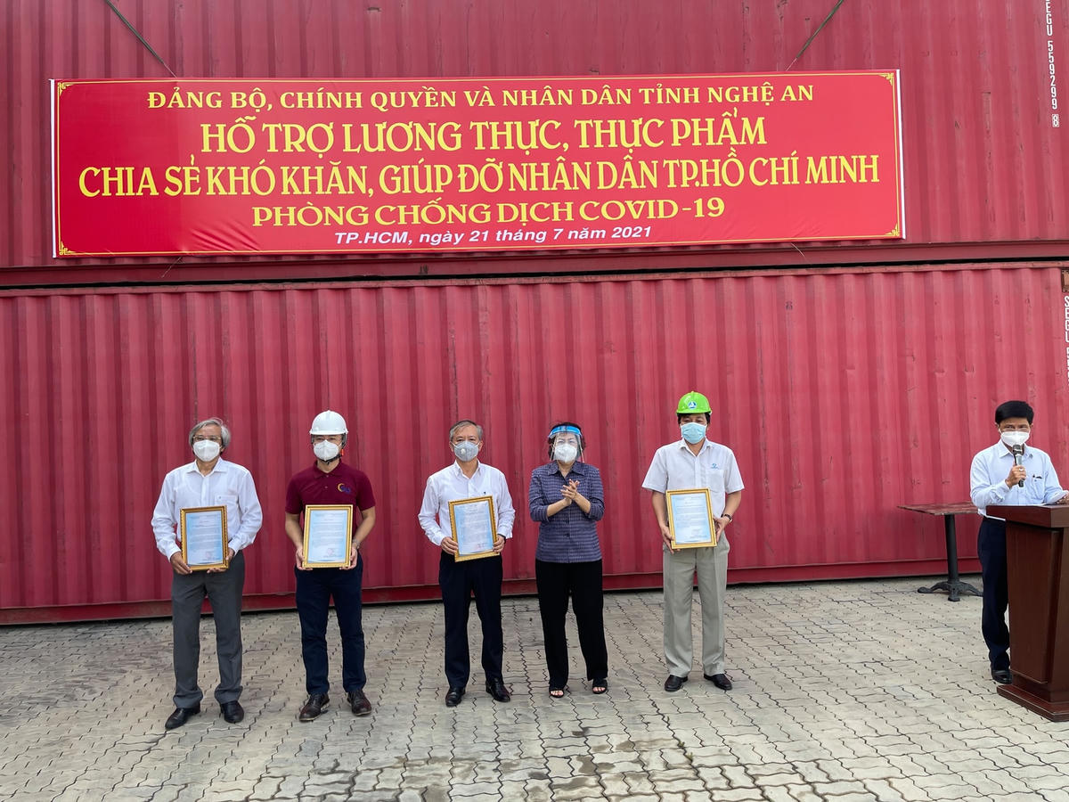 bà Tô Thị Bích Châu, Chủ tịch Ủy ban MTTQ Việt Nam TP HCM đã tiếp nhận hơn 292 tấn hàng hóa từ tỉnh Nghệ An