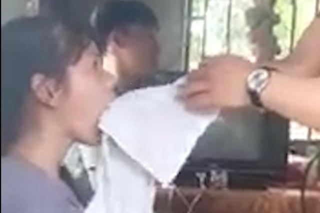 "Thần y" rút lưỡi để chữa câm điếc. Phương pháp chữa bệnh này giống hệt ông Võ Hoàng Yên (Ảnh cắt từ clip).  