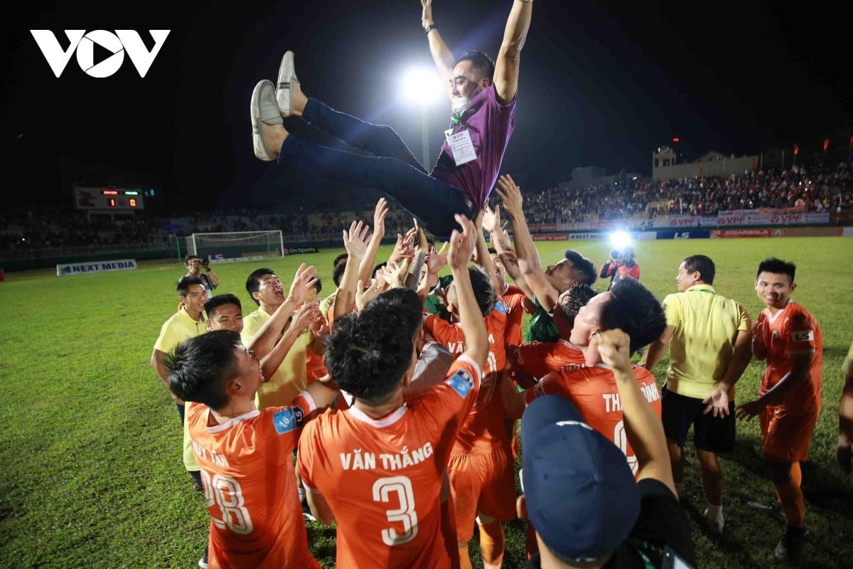 Thầy trò HLV Nguyễn Đức Thắng vỡ òa cảm xúc khi giành quyền thăng hạng lên V-League 2021. Ảnh: Minh Hoàng.