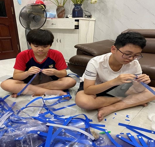 Em Huy và em Tài tự tay làm những tấm chắn để chung tay cùng lực lượng chống dịch.