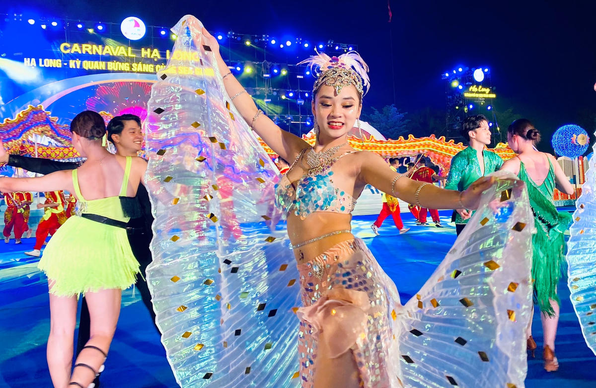 Diễn viên Carnaval Hạ Long trong trang phục rực rỡ, tràn trề năng lượng và tươi trẻ.Màn diễn diễu đường phố kéo dài gần 1km vô cùng sôi động, với 5 chủ đề: Hạ Long - Thành phố di sản; Hạ Long huyền thoại; thành phố du lịch sạch ASEAN; Hạ Long điểm đến hấp dẫn, an toàn, thân thiện; Kỳ quan bừng sáng cùng Sea Games 31.
