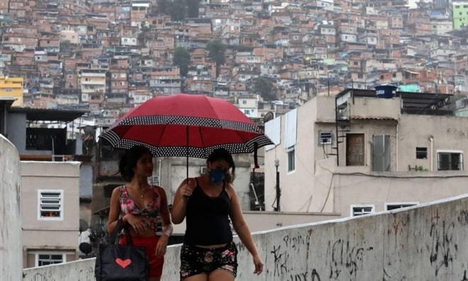 Người dân ngoại ô Rio de Janeiro (Brazil) trong dịch Covid-19. Ảnh: Bncamazonas.