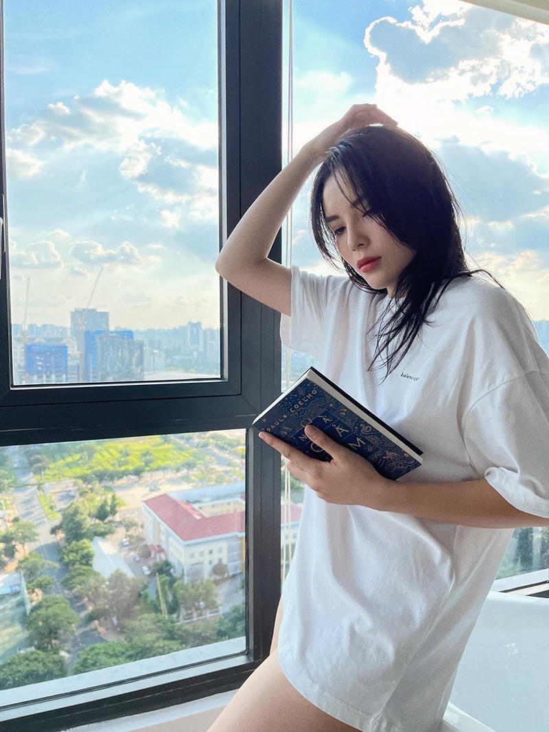 Hoa hậu Kỳ Duyên cũng chuộng mốt giấu quần khi diện trang phục ở nhà.