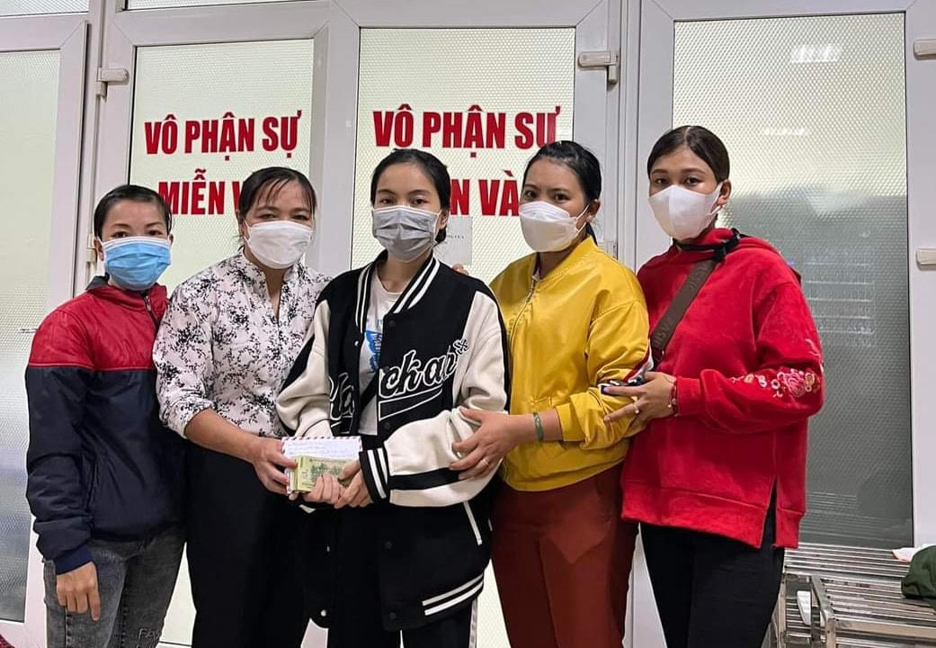 Hội LHPN huyện Sơn Tịnh, Hội LHPN xã Tịnh Hà cùng các nhóm thiện nguyện trao quà cho con chị Ngọc.