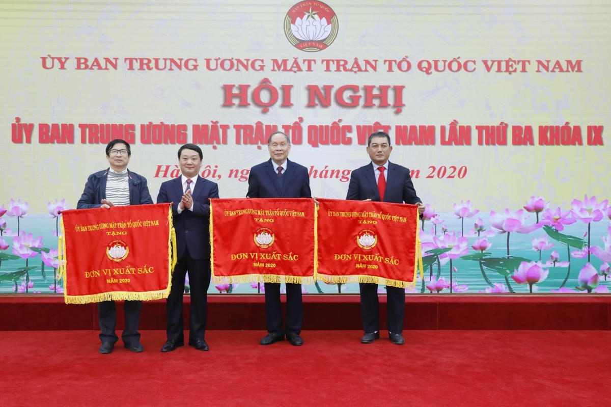 Phó Chủ tịch - Tổng Thư ký Hầu A Lềnh trao bằng khen và cờ xuất sắc cho các đơn vị.