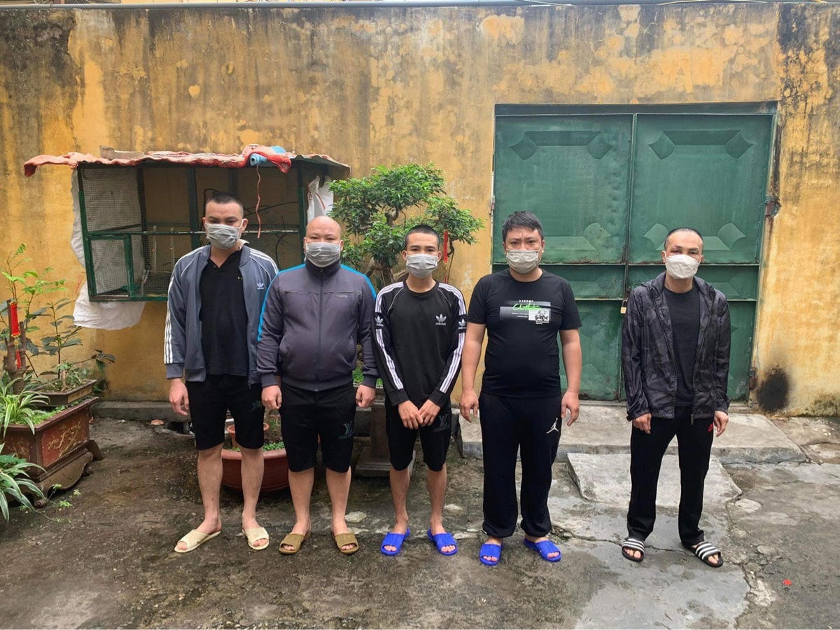 Các đối tượng trong nhóm cố ý gây thương tích tại cơ quan Công an. Ảnh: Công an TX Quảng Yên.