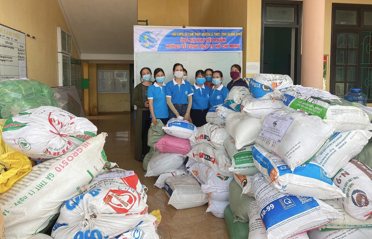Hội LHPN  xã Cam Thủy quyên góp nhu yếu phẩm gửi TP Hồ Chí Minh.