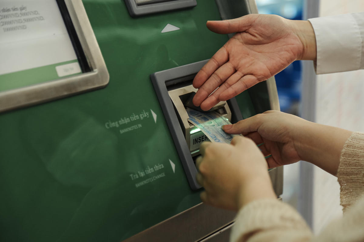 Sau khi chọn điểm đến hành khách sẽ đưa tiền vào máy mua vé.