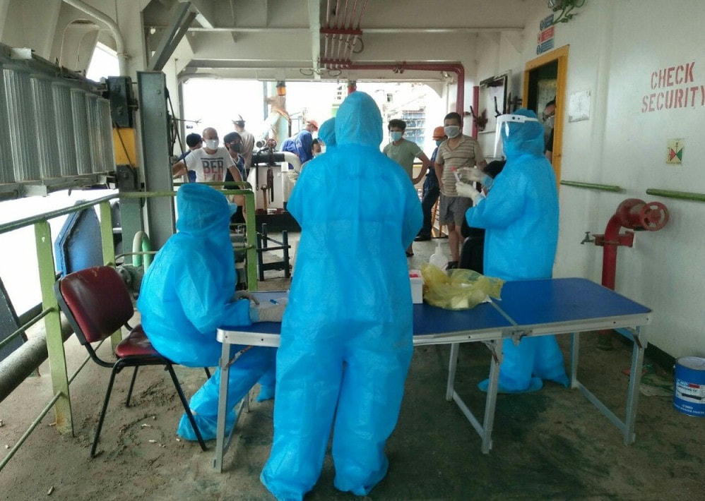 Lực lượng y tế tổ chức test nhanh đối với 417 thuyền viên, công nhân, người lao động, nhà thầu của Công ty CP Nosco. Ảnh: BQN.