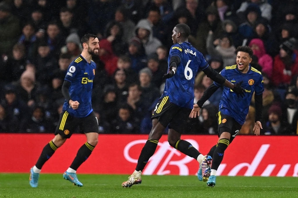 Pogba ăn mừng cùng đồng đội sau khi ghi bàn.