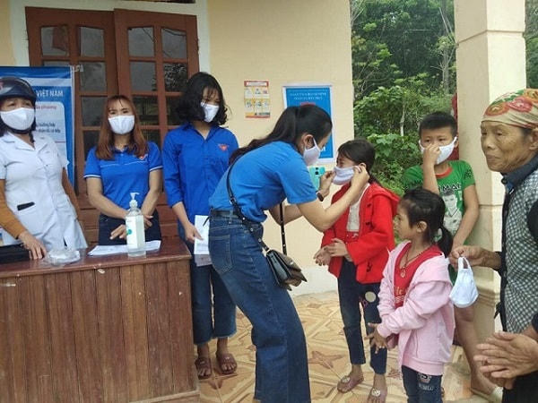 Thanh niên xung kích phát khẩu trang miễn phí và hướng dẫn cách phòng chống dịch Covid-19 cho người dân vùng đồng bào DTTS và miền núi.