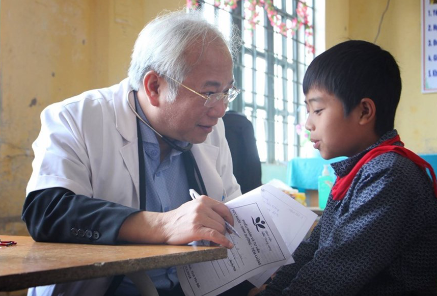 GS.TS Lê Thanh Hải trong một chương trình khám từ thiện. (Nguồn: FBNV).