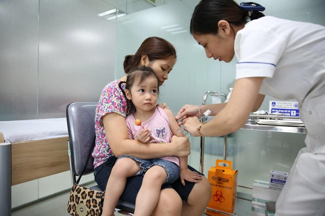 Chủ động tiêm phòng cho trẻ em để phòng chống bệnh tật.  