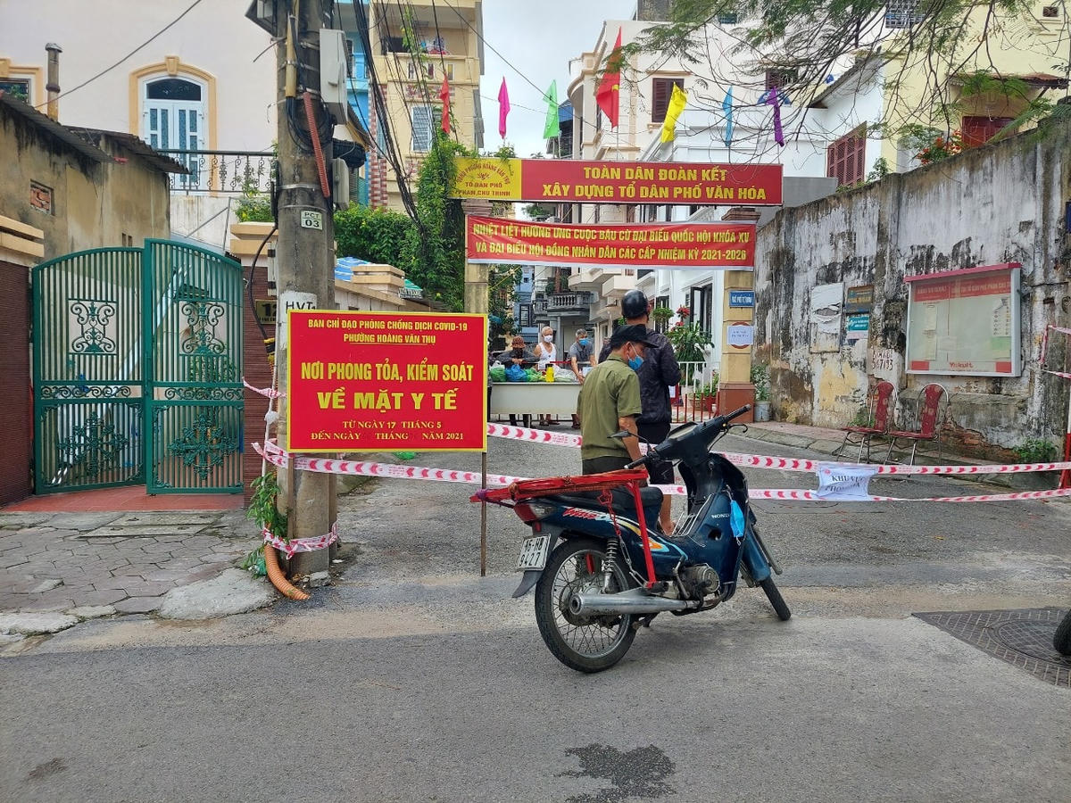Thực hiện phong tỏa y tế tại khu nhà ở cô giáo nhiễm bệnh.