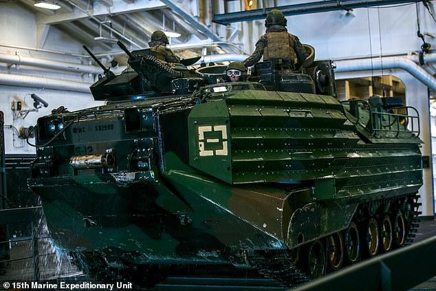 Khi vụ tai nạn xảy ra, trên chiếc xe thiết giáp AAV có 15 lính thủy quân lục chiến và thủy thủ điều khiển. Ảnh: Đơn vị viễn chinh thủy quân lục chiến Mỹ số 15.