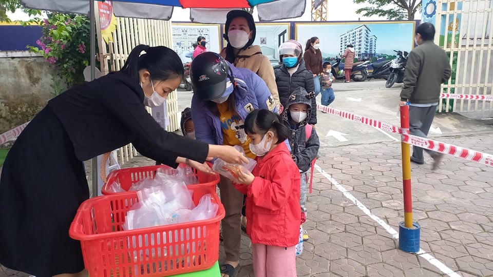 Các cháu được phát quà trước lúc vào lớp nhằm động viên sau gần 1 năm nghỉ dịch, khiến các cháu Mầm non "quên" thầy cô.