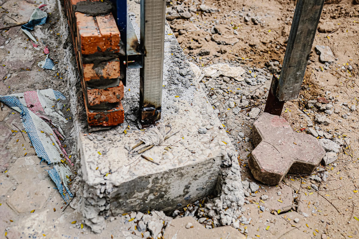 Hàng rào tôn được dựng bằng khung thép chắn chắn, phần móng bên dưới được đào sâu xuống vỉa hè, bao quanh chân rào tôn cao chừng 50 cm.