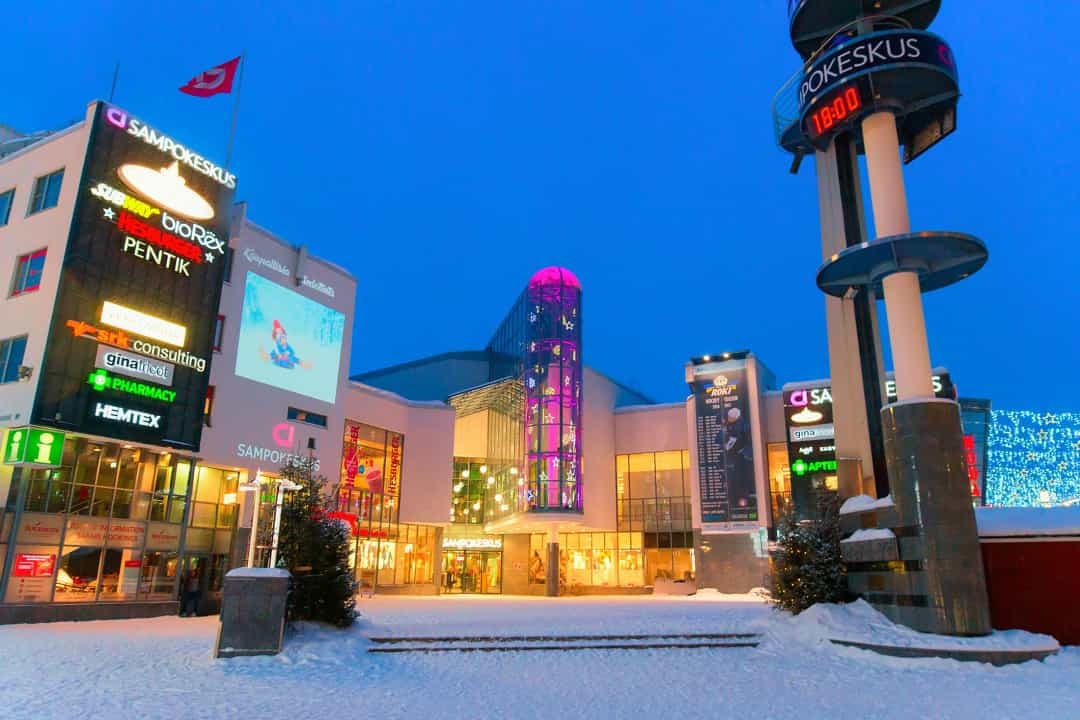 Rovaniemi - Quảng trường Lordi, trung tâm đầy màu sắc của thủ đô Lapland, rực rỡ trong ánh đèn neon vào lúc hoàng hôn.