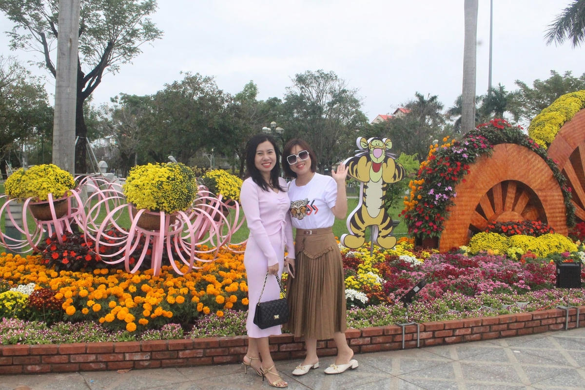 Nhiều người thích chụp ảnh lưu niệm tại Quảng trường 24/3.