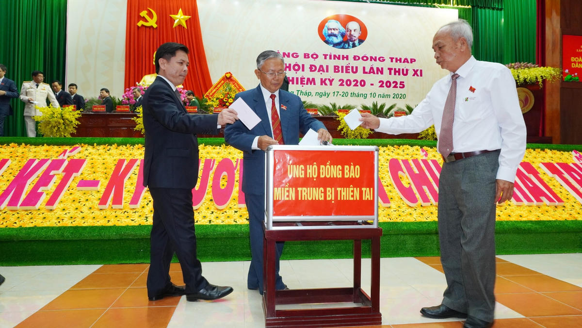Các đại biểu quyên góp ủng hộ đồng bào miền Trung.