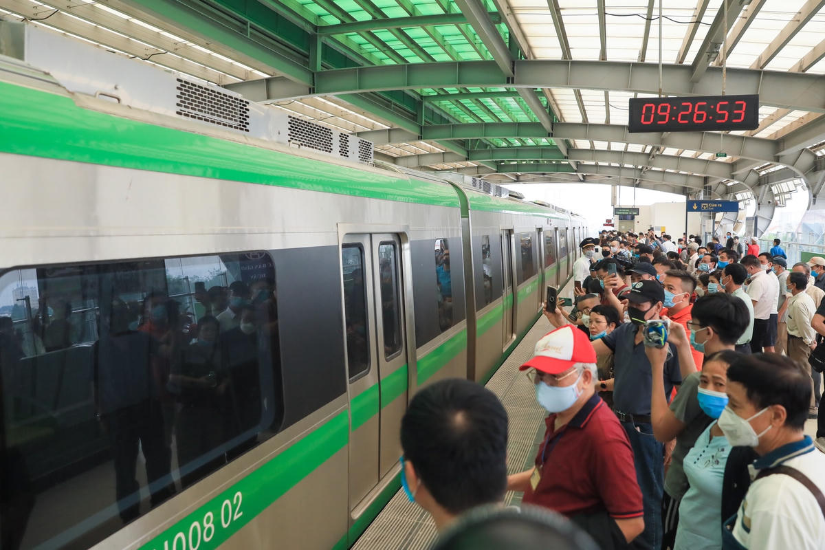 Hành khách chuẩn bị lên tàu.