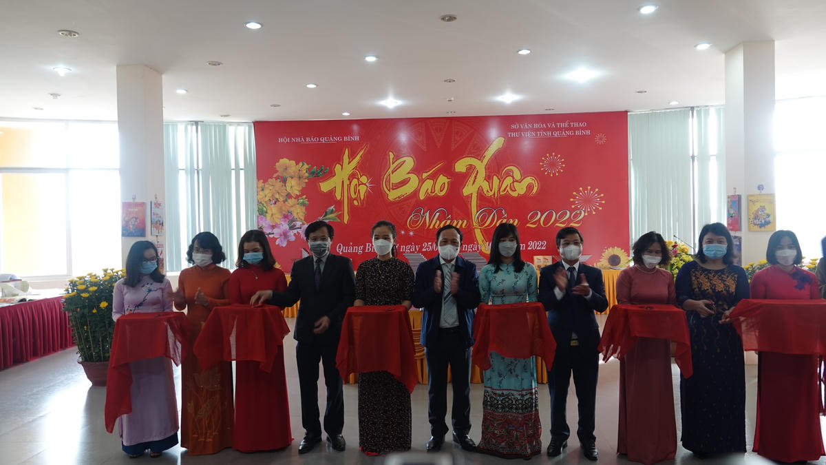 Đại biểu cắt băng khai trương hội báo xuân tỉnh Quảng Bình năm 2022.