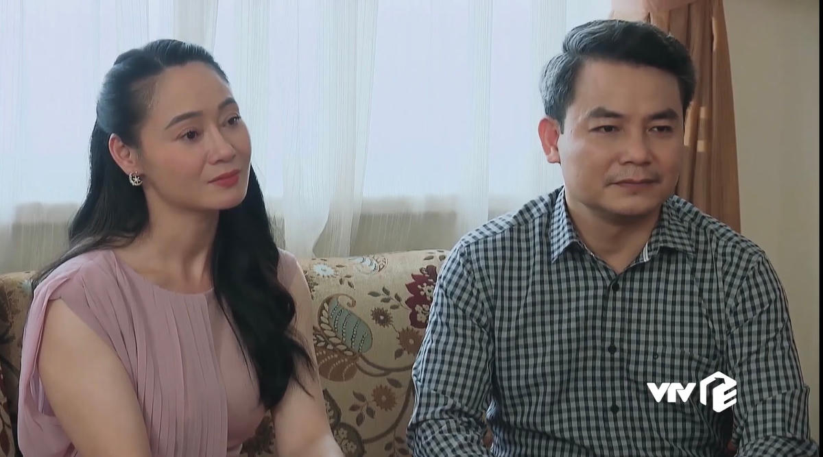 Ông Khang, bà Xuân gặp gia đình Nam để thưa chuyện cho vợ chồng Long ra ở riêng. Ảnh: CMH. 
