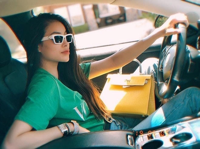 Phạm Hương tận hưởng cuộc sống xa hoa tại trời Tây. 