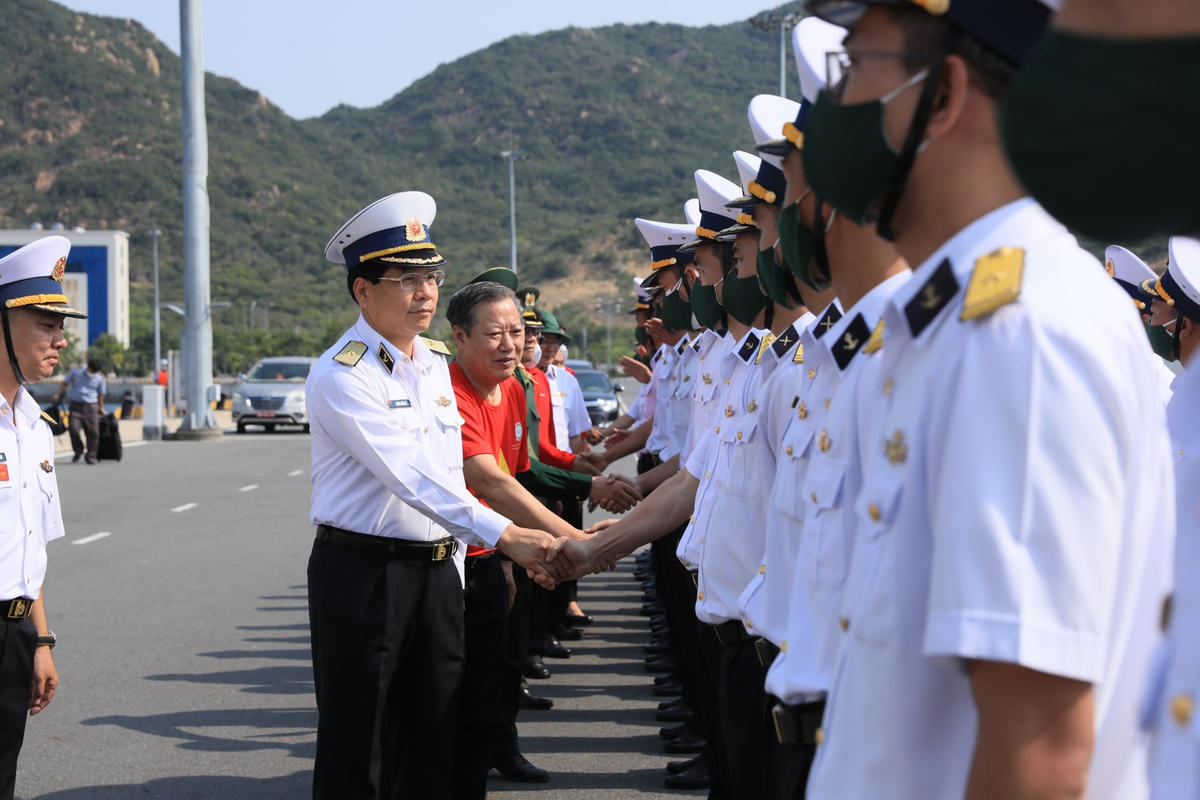 Chuẩn Đô đốc Hoàng Hồng Hà, Phó Tư lệnh Quân chủng Hải quân Việt Nam là trưởng đoàn Công tác số 3.