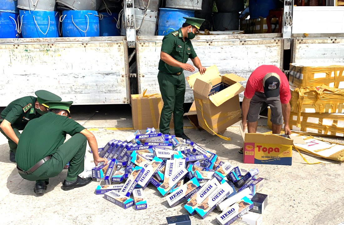 Hơn 1.800 gói thuốc là ngoại nhập gồm: 1.400 gói nhãn hiệu Hero; 300 gói nhãn hiệu Jet; 140 gói nhãn hiệu 555.