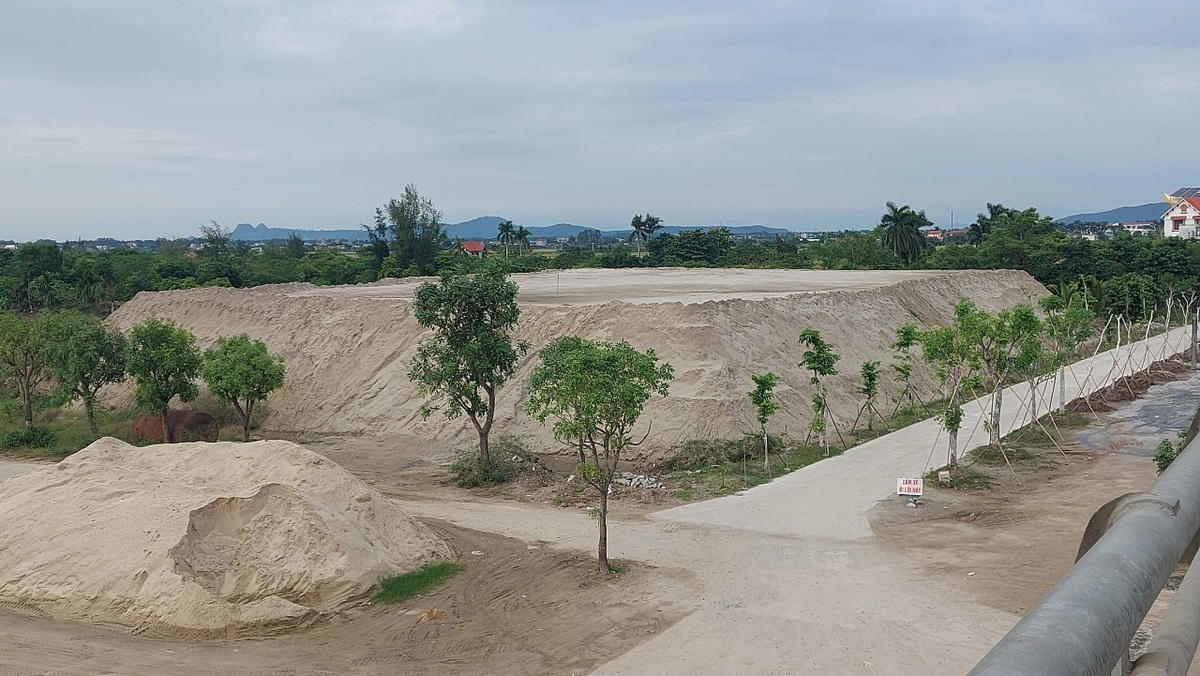Những bãi cát tập kết trái phép chân cầu Khuể (huyện An Lão).