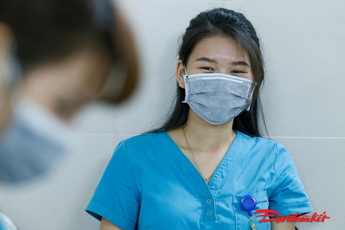 Chị Tống Phương Nhung, cử nhân xét nghiệm vi sinh ở bệnh viện Thanh Nhàn là người được tiêm trong đợt này. Chị chia sẻ rằng: Tôi thấy rất vinh dự và không có cảm giác lo lắng gì cả, ngược lại thấy an toàn hơn bởi vì trong suốt quá trình chiến đấu với dịch bệnh, hàng ngày phải tiếp xúc với các mẫu bệnh phẩm, thế nên khi được tiêm vaccine phòng dịch tôi lại yên tâm hơn để hoàn thành tốt công việc.