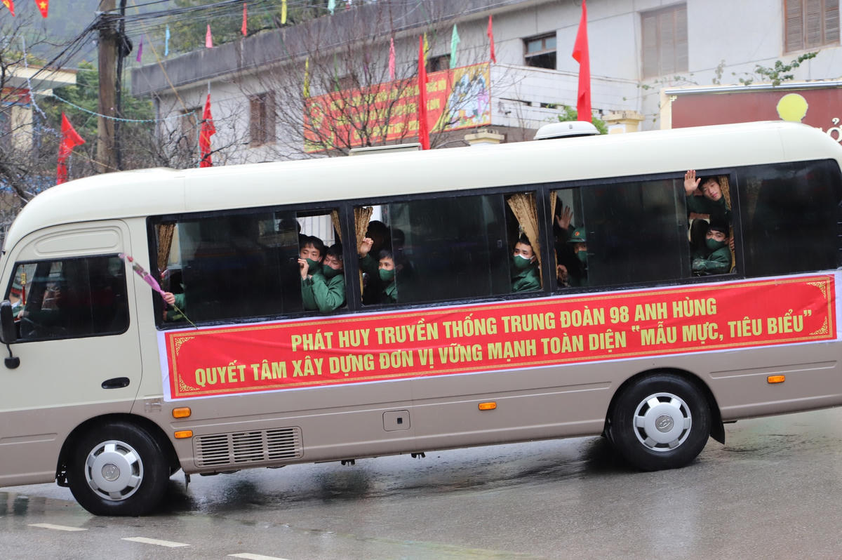 Thanh niên vùng cao biên giới lên đường nhập ngũ