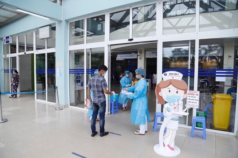 Các chốt sàng lọc trực 24/24h, kiểm tra thân nhiệt và thông tin y tế.
