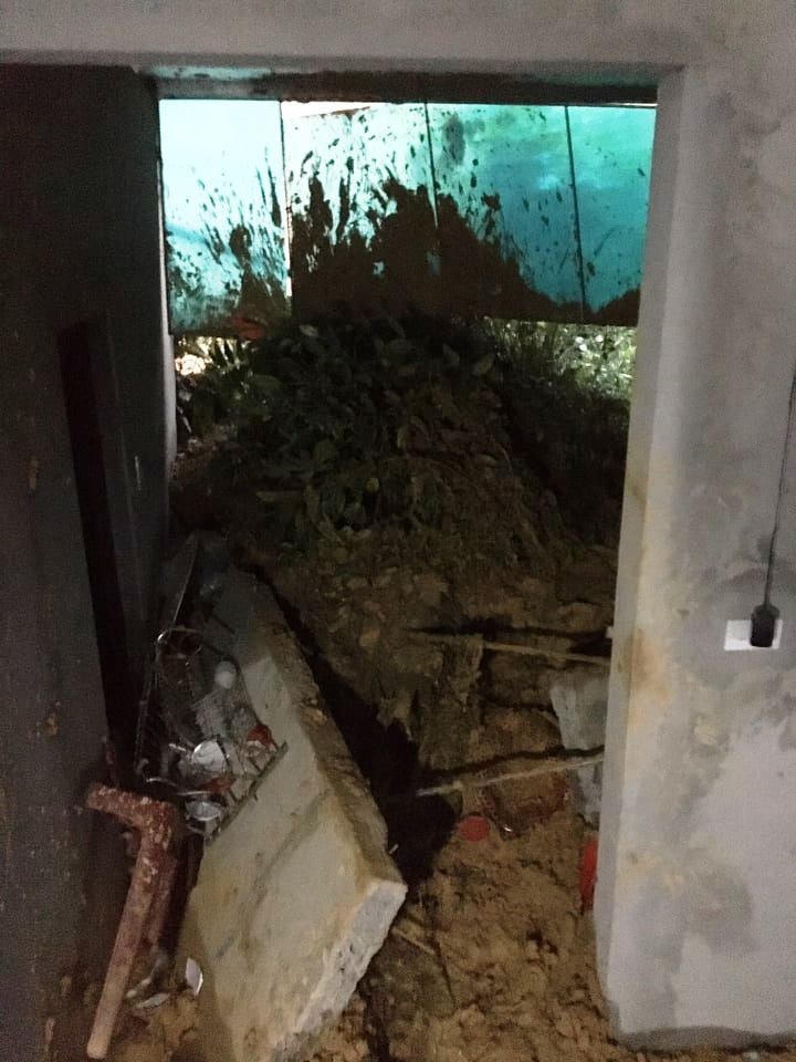 Đất đá vùi lấp cả phòng ngủ của gia đình.