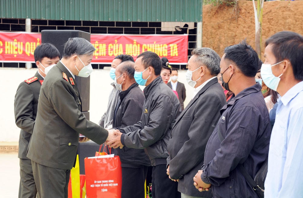 Bộ trưởng Tô Lâm tặng quà cho các già làng, trưởng bản, người có uy tín trong phong trào Toàn dân bảo vệ an ninh Tổ quốc trên địa bàn xã Phì Nhừ.
