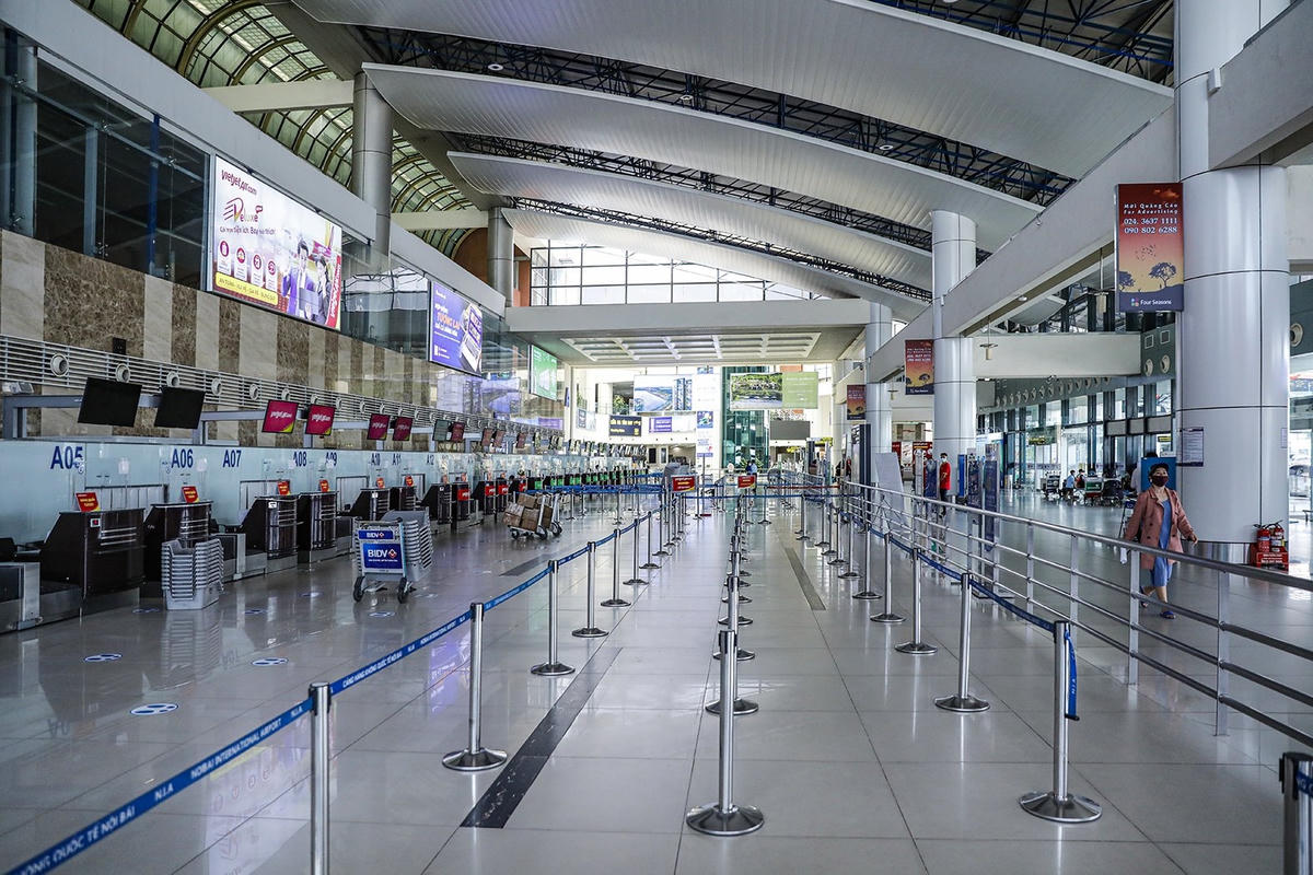 Một khu vực check-in tại sân bay Nội Bài chỉ thấp thoảng vài hành khách. Ảnh: Quang Vinh.