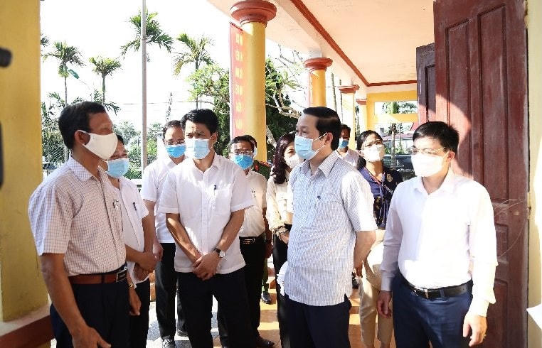 Ông Đỗ Minh Tuấn, Chủ tịch UBND tỉnh, Chủ tịch Uỷ ban bầu cử tỉnh Thanh Hoá đi kiểm tra công tác chuẩn bị trước kỳ bầu cử.