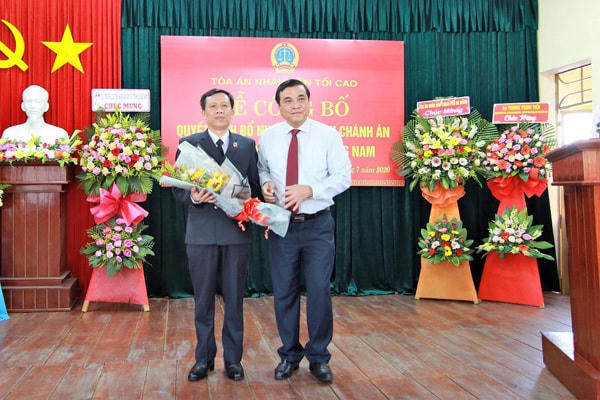 Bí thư Tỉnh ủy Quảng Nam Phan Việt Cường tặng hoa chúc mừng ông Đặng Quốc Lộc.