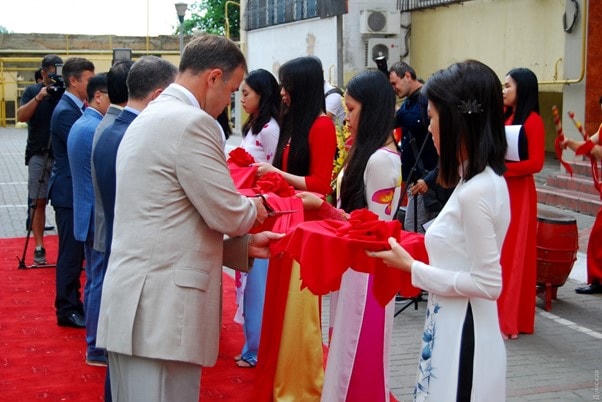 Cắt băng khai trương VP lãnh sự danh dự CHXHCN Việt Nam tại Odessa. 