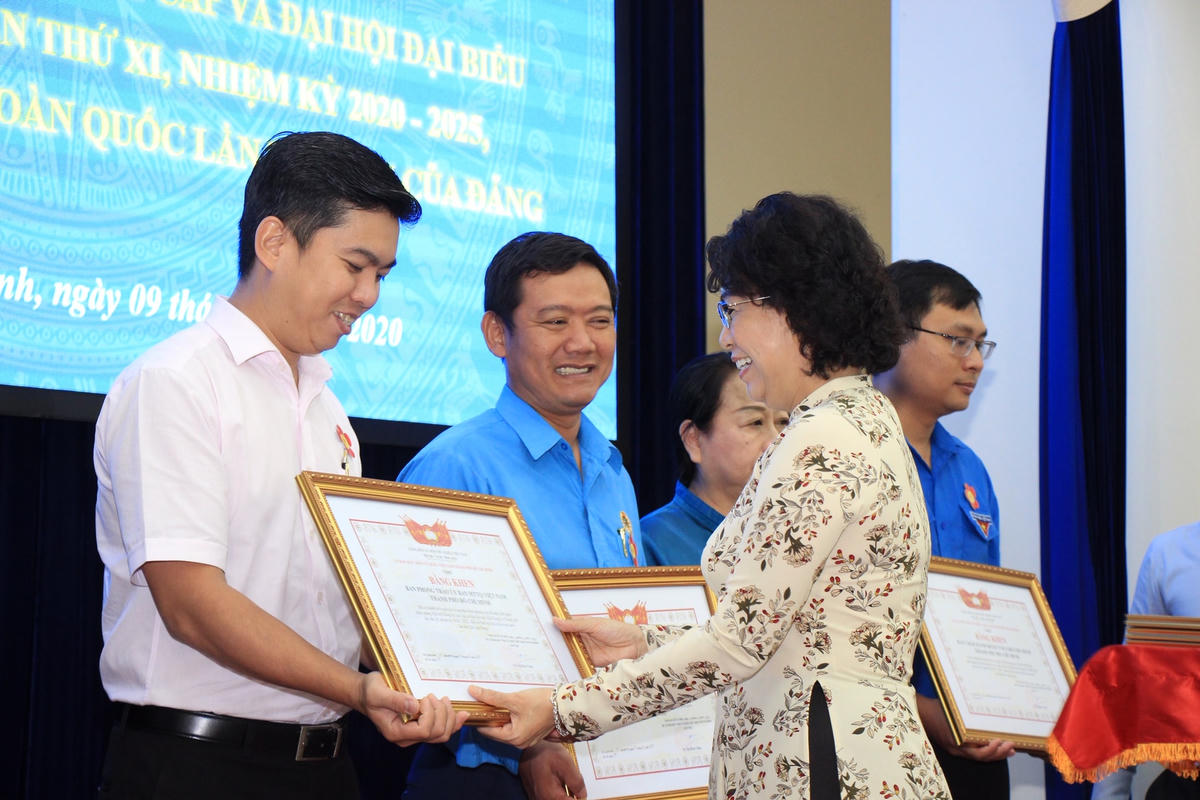 Chủ tịch UBMTTQ Việt Nam TP HCM Tô Thị Bích Châu trao Bằng khen cho các tập thể có thành tích xuất sắc trong thực hiện phong trào thi đua.